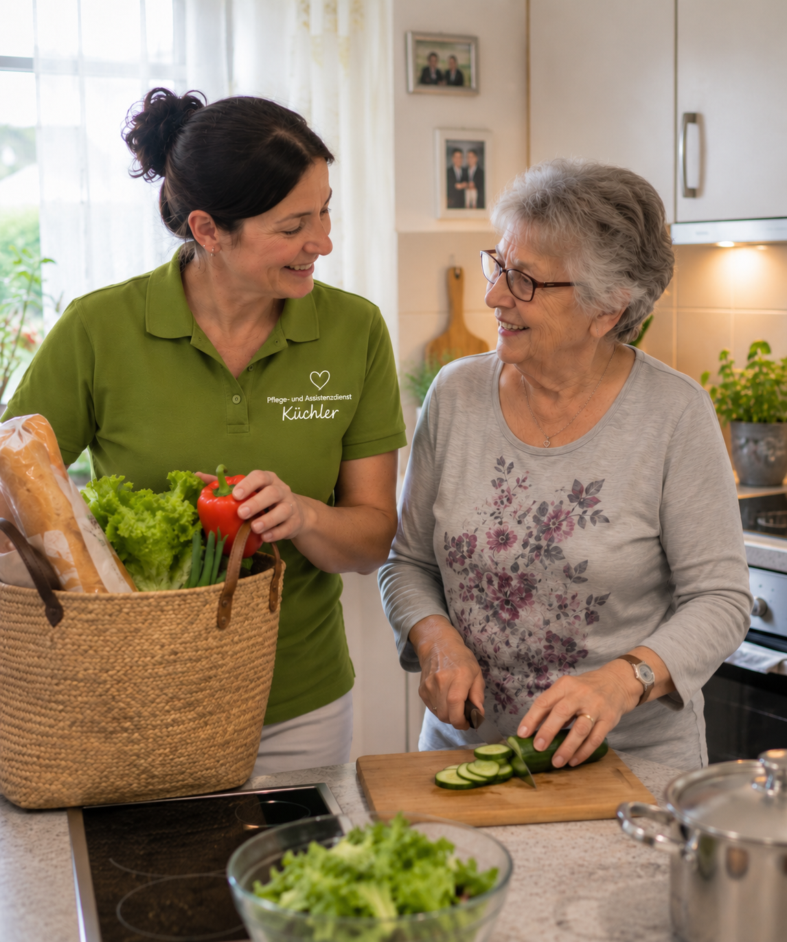Pflegekraft und ältere Frau bereiten in der Küche Essen zu
